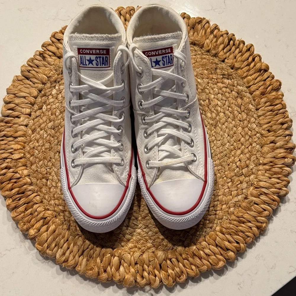 Converse Women’s White and Red Sneakers like new - Picture 1 of 6